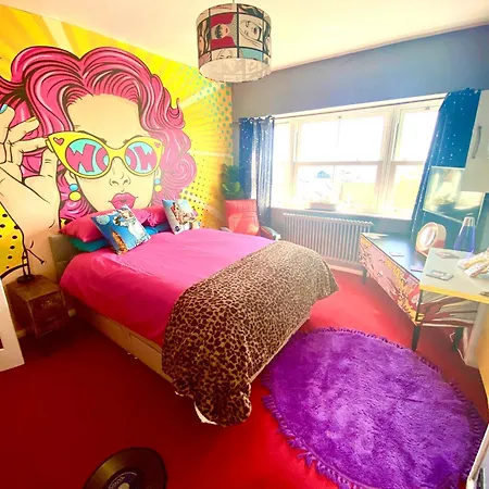 Pop Art Pad Heart Of Old Town With Parking!-2