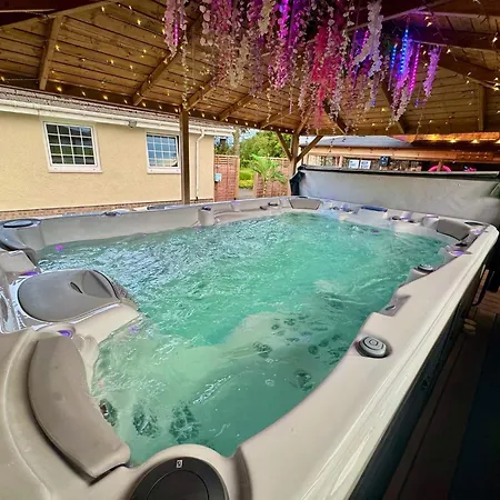 Finn Village "Mountain View Cottage" Private Garden, 9-Seater Hot Tub, Firepit & Pizza Stove-2