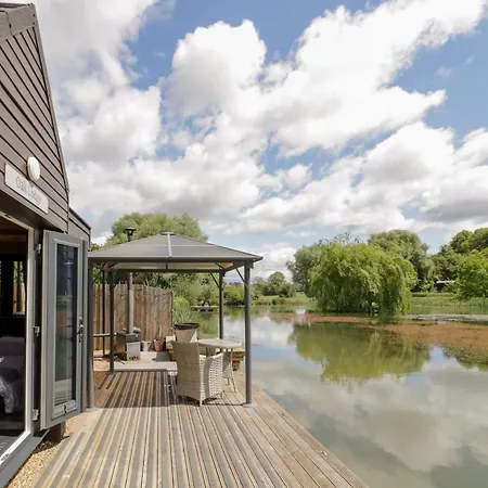 Oak Lodge At Bridge Lake Farm & Fishery-2