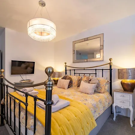 Mademoiselle'S Boutique Holiday Accommodation-3