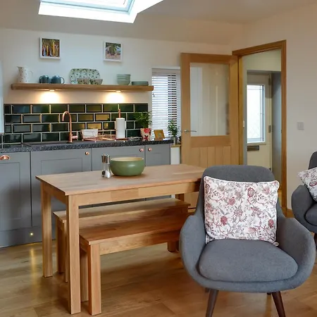 Howe Cottage-2