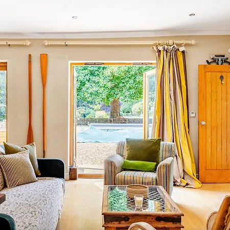 The Old Pool House, Stylish Large Studio In Private Country Estate With Air Con-3