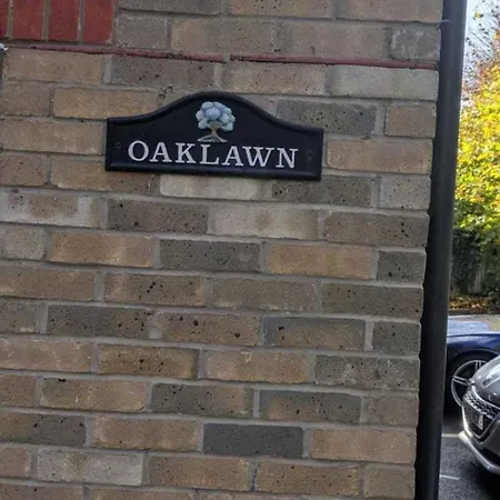 Oaklawn Apartment - Sleeps 4 Parking & Garden-2