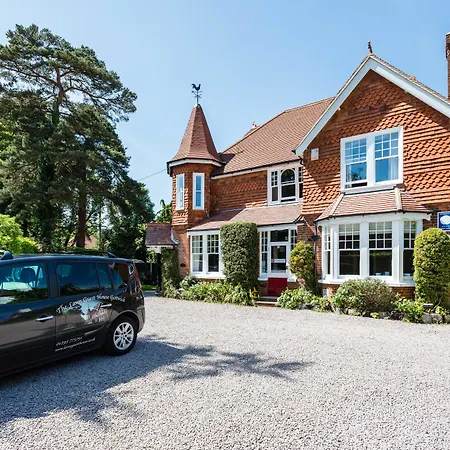 The Lawn Guest House Gatwick-3
