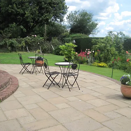 Trumbles Gatwick B&B, Peaceful Stay With Parking & Easy Airport Access-3