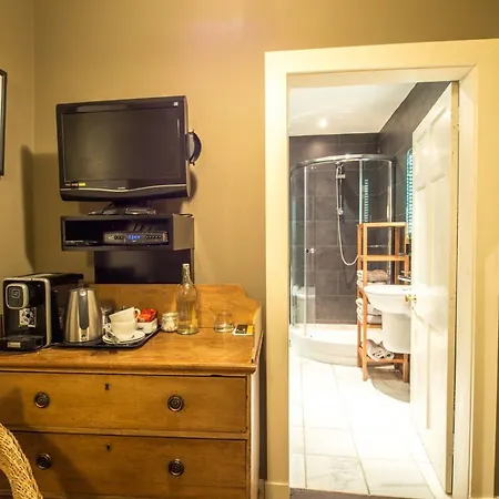Six Brunton Place Guest House-2