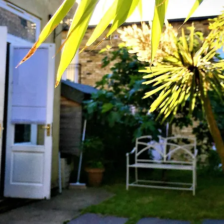Kew Studios And Rooms-3