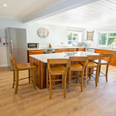Ladywell Croyde: Stylish Group Retreat with Games & Hot Tub-2