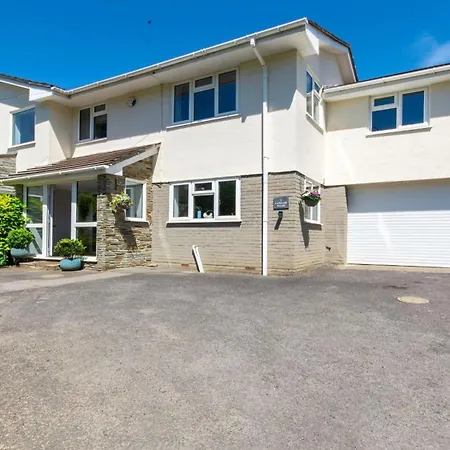 Ladywell Croyde: Stylish Group Retreat with Games & Hot Tub-3