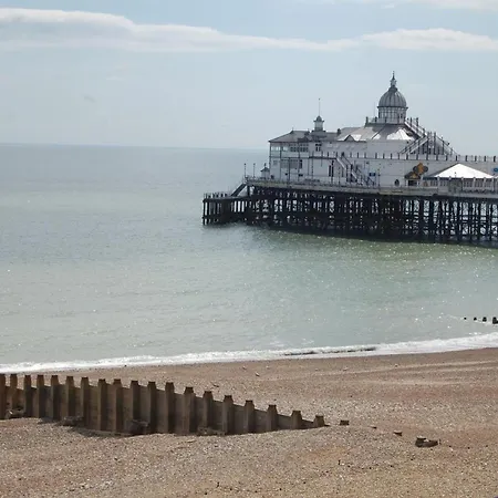 Oyo Marine Parade Hotel, Eastbourne Pier-3