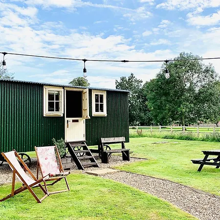 Ormesby Manor House & The Shepherds Huts & Well Lodge-2