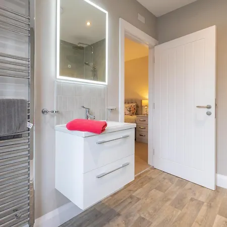 Homestead Hillsborough By Travel Lets Short Term Rental Agency Hillsborough Featuring Apartments, Deluxe Double Suites & Triple Ensuite Rooms-2
