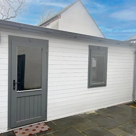 Cosy, Self-Contained Garden Room In City Centre!-3