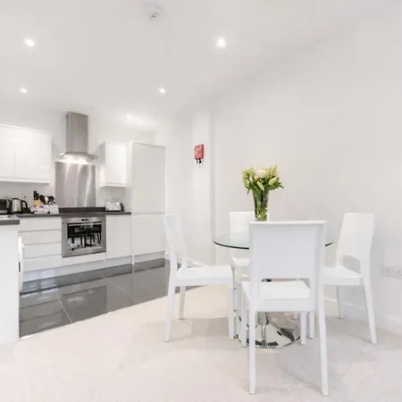 Roomspace Serviced Apartments - Nouvelle House-3
