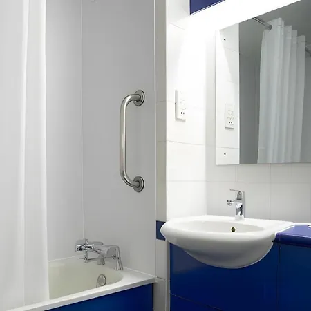 Travelodge Birmingham Maypole-2