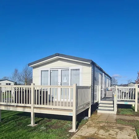 Luxury 8 Berth Caravan With Hot Tub & Starlink At Tattershall Lakes-3