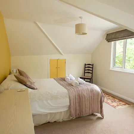 Healing Waters Sanctuary: Glastonbury's Holistic Retreat-3