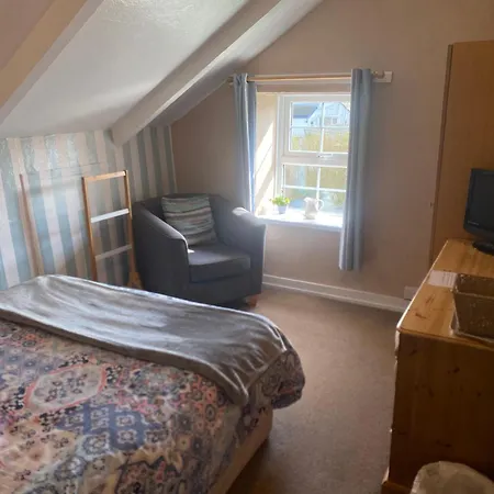 Haelarcher Farmhouse And Helicopter B&B-2