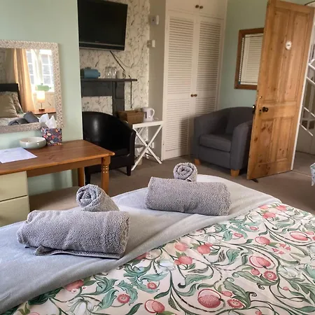 Haelarcher Farmhouse And Helicopter B&B-3