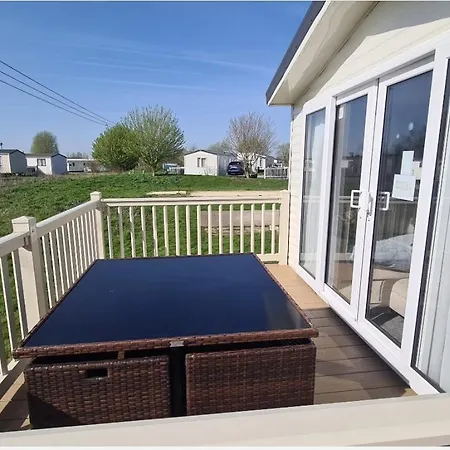 Luxury 8 Berth Caravan With Hot Tub & Starlink At Tattershall Lakes-2