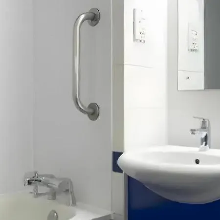 Travelodge Cardiff Central-2