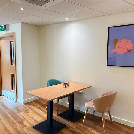 Garner Hotel Wolverhampton By Ihg-2