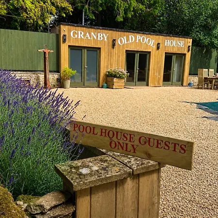 The Old Pool House, Stylish Large Studio In Private Country Estate With Air Con-2