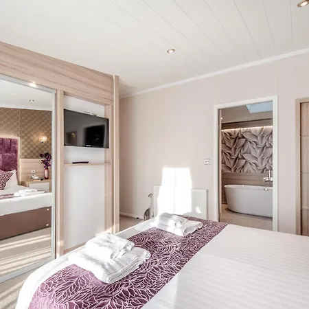 Nunland Hillside Lodges-2