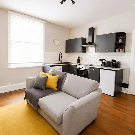 City Centre 1 Bed Apartment - Modern & Bright-3