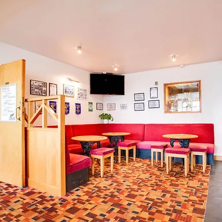 Oyo Godolphin Arms Hotel-2