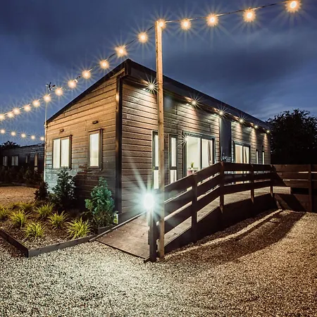Black Bull Retreat, Barmston With Private Hot Tubs-2
