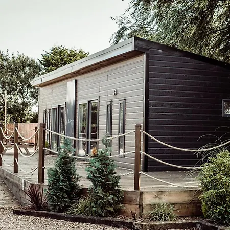 Black Bull Retreat, Barmston With Private Hot Tubs-3