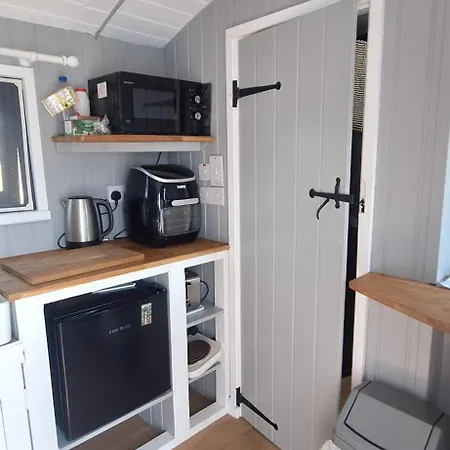 Pen-Rhos Luxury Glamping "The Hare Hut"-2