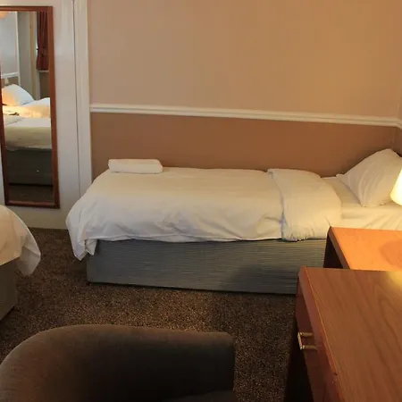Pines Hotel Luton Airport-3
