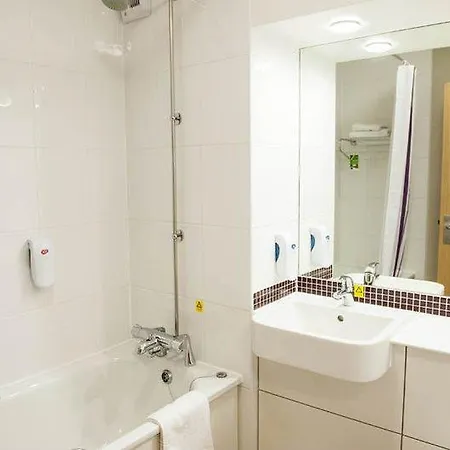 Premier Inn Ipswich - Chantry Park-3