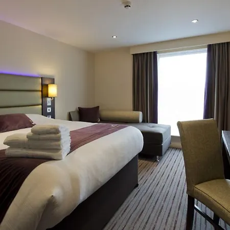 Premier Inn Watford Central-2