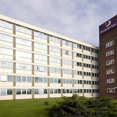 Premier Inn Cardiff North-3
