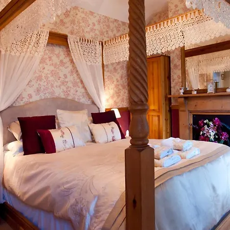 Twin Oaks Guest House-3