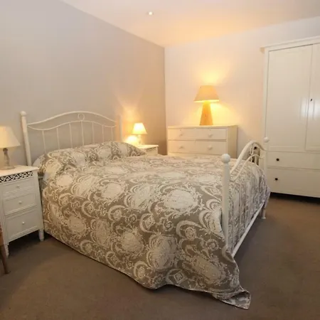 Binswood Garden Apartment-2
