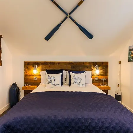 The Lighthouse Penthouse, Studio And Holiday Home-3