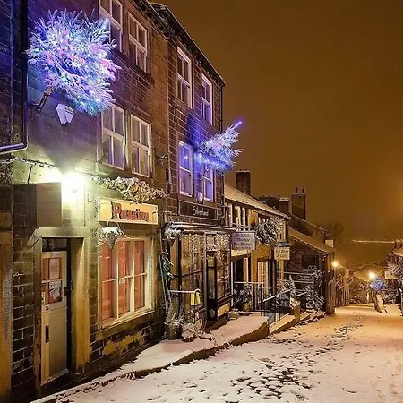 Stunning Blackberry Cottage With Log Burner - Located On Haworth Main Street-3