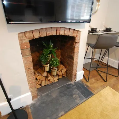 City Centre 1 Bed Apartment - Modern & Bright-2