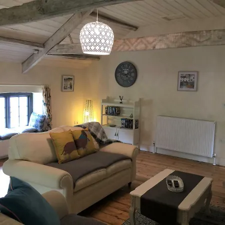 The Stable Loft, Llwynhelig Manor-3