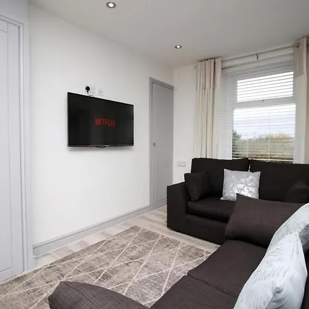3Br Home With Parking In Swansea-2