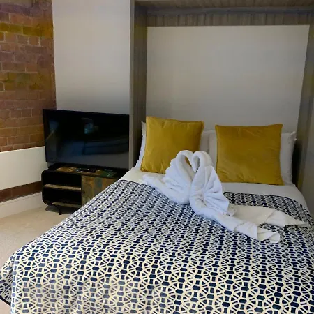Riverside Studio Apartments Close To City Centre-3