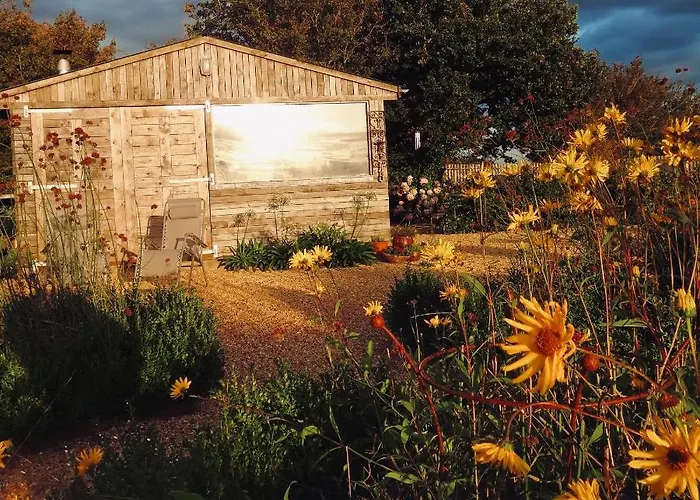 The Oaks Glamping - Pips Cabin