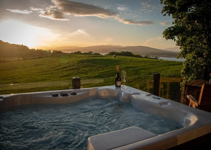 Super King Lodge-Sleeps 2-Hottub-Sea View
