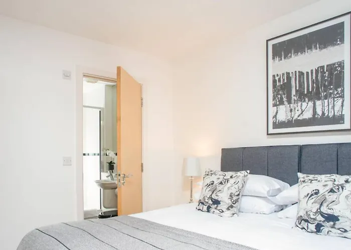Clifton Jewel - 4 Bed Townhouse With Parking. Mycityhaven