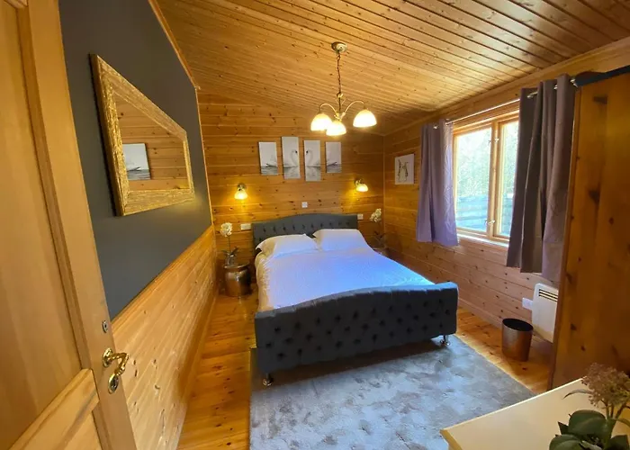 Owlet Lodge At Owlet Hideaway - With Hot Tub, Near York