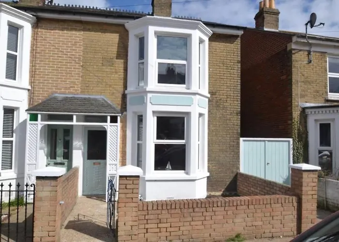 No43: Versatile 4Br Coastal Home With Summer House
